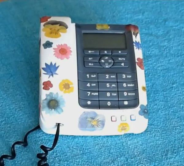 customizar telefono con tecnica del decoupage 5