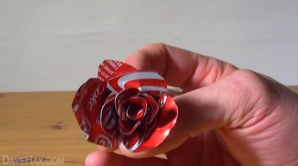 hacer rosas reciclando latas de bebidas