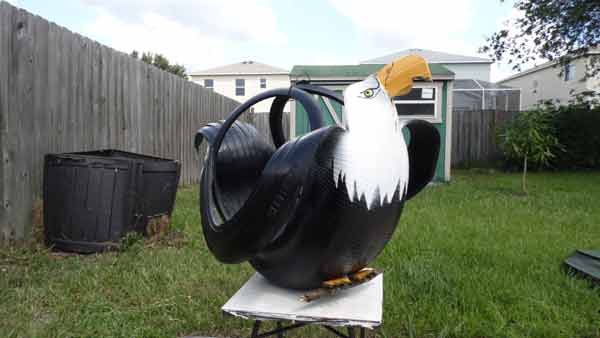 Aguila con neumatico reciclado