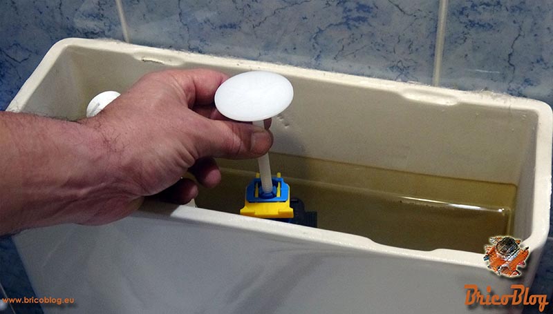 8 insertando el platillo de regulacion mecanismo de cisterna wc