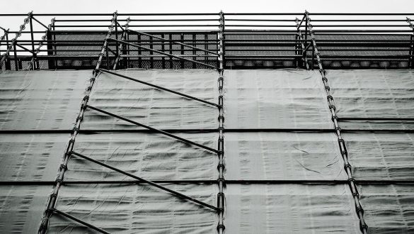 Andamio con lona en perspectiva desde el suelo